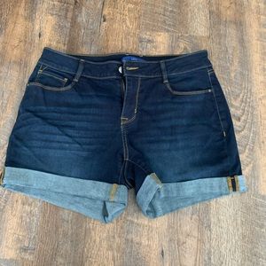 Jean short. Rolled cuffs.